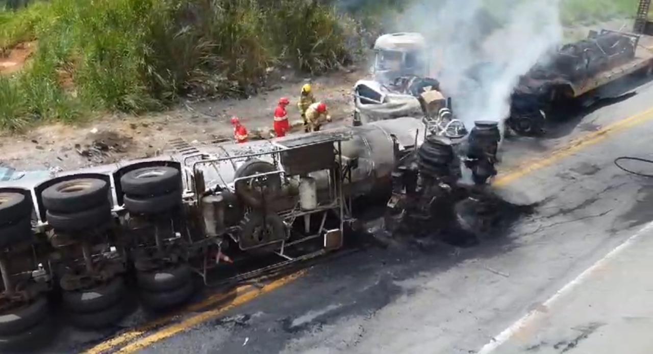 Grave acidente na BR-262 em Luz-MG resulta em incêndio e morte de caminhoneiro