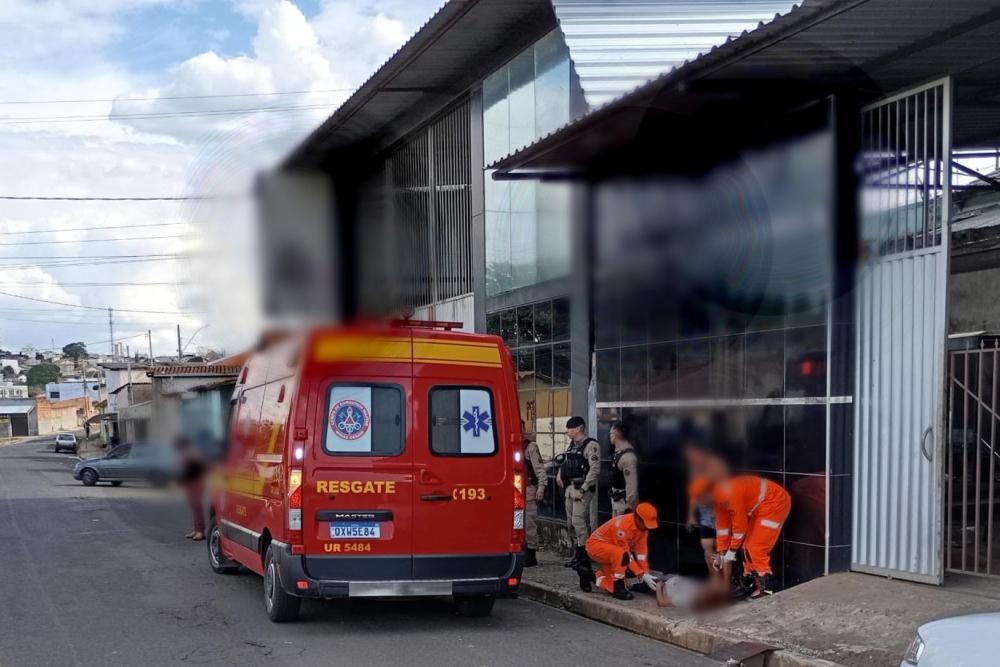 Idosa de 69 anos é atropelada por moto em Araxá e sofre ferimentos nos braços e no crânio