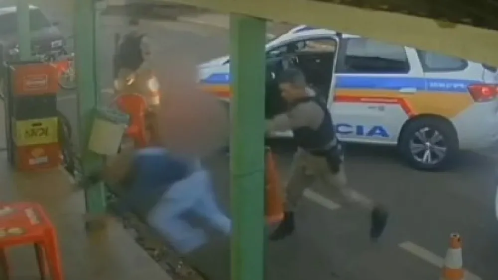 Idoso desmaia ao ser agredido por policiais militares em Santa Juliana-MG