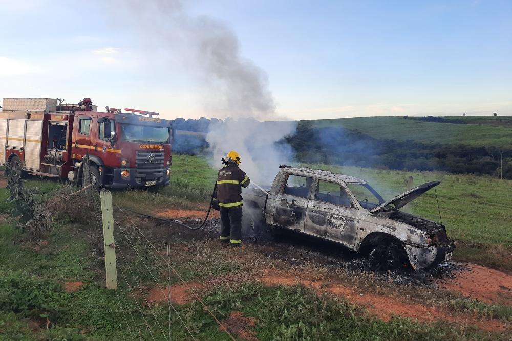 Incêndio consome caminhonete na zona rural de Perdizes