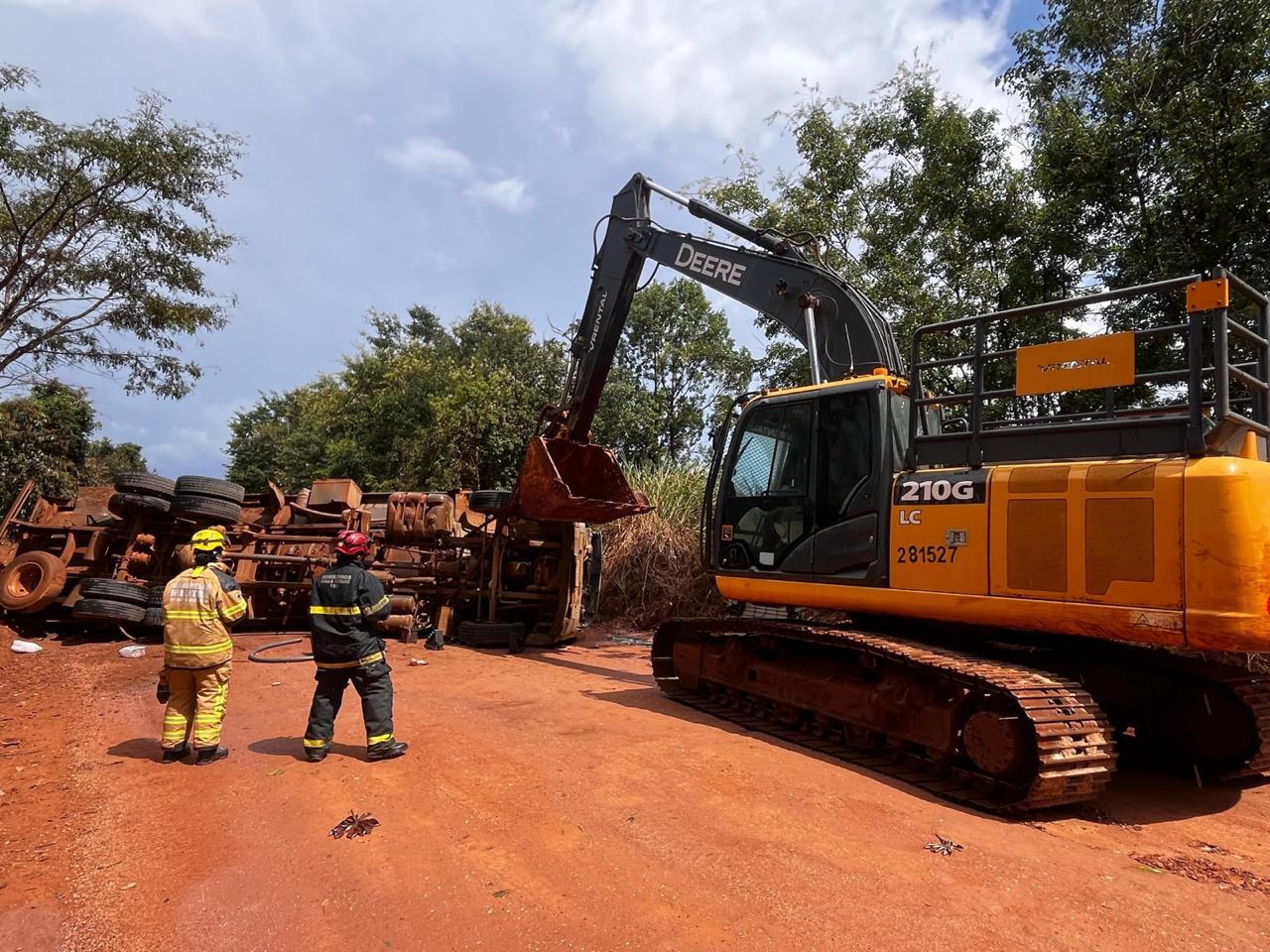 Motorista morre em grave acidente na MGC-190,em Sacramento após caminhão-tanque capotar