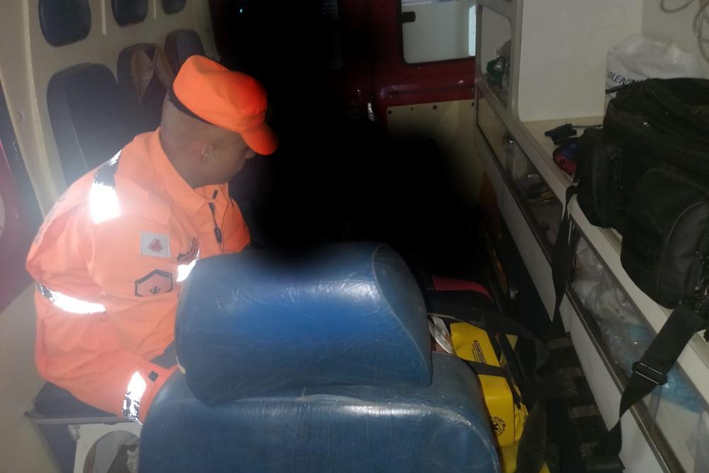 Peão de rodeio bate a cabeça ao cair de touro e é socorrido pelos bombeiros de Campos Altos