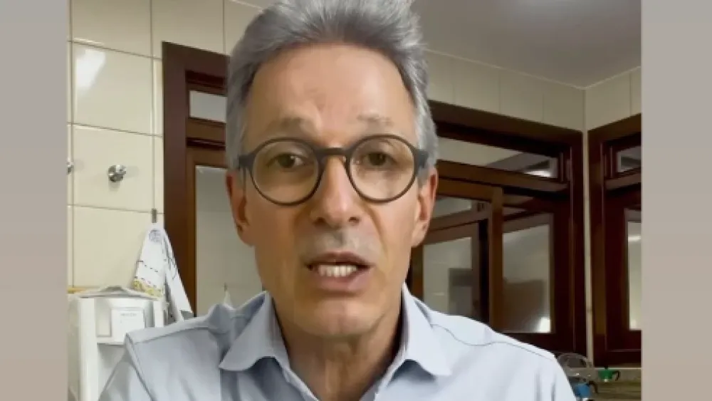 Zema volta a atacar Lula: ‘Presidente em modo avião e desconectado da realidade’