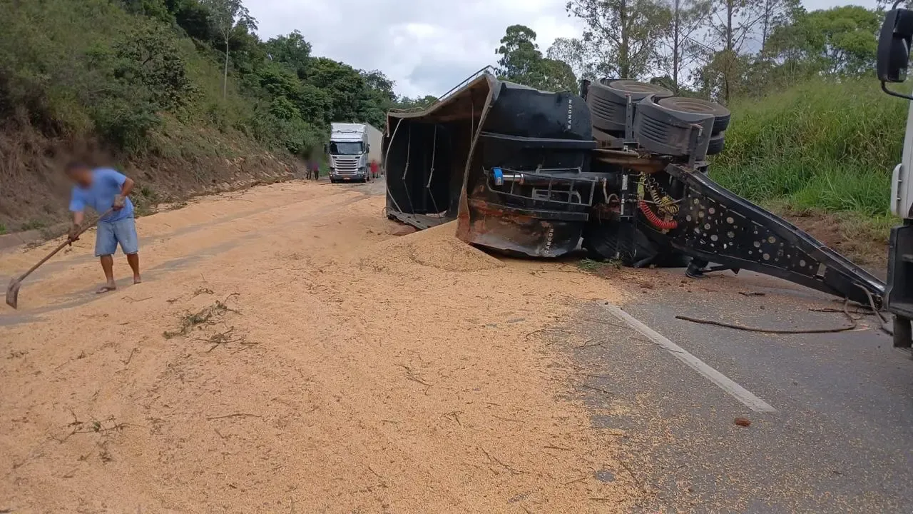 Acidente com carreta interdita BR-262 em Campos Altos
