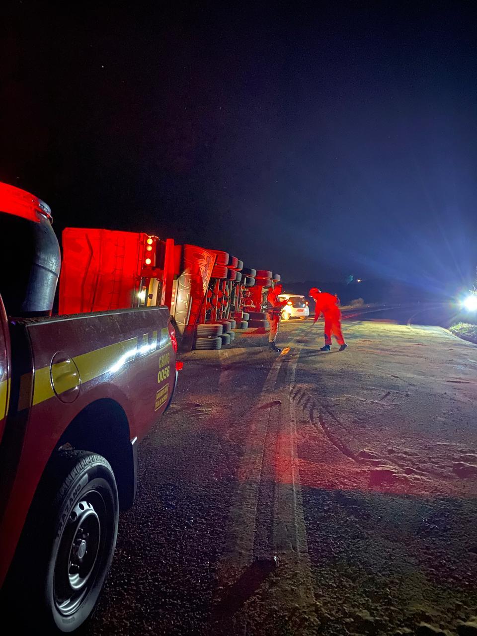 Acidente entre carreta e automóvel deixa um morto na MGC-146, em Tapira