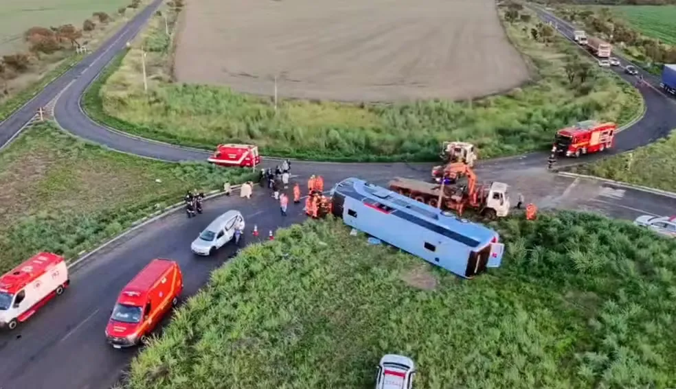 Capotamento de ônibus na MG-223, em Araguari, deixa quatro mortos, incluindo duas crianças