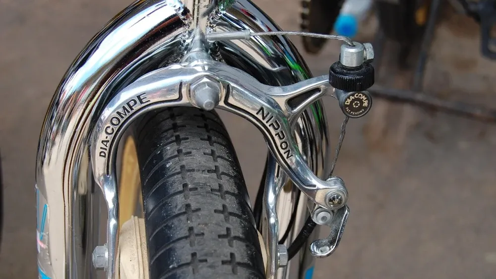 Febre entre adolescentes, rolezinho de bike deixa menino de 12 anos com ferimentos graves