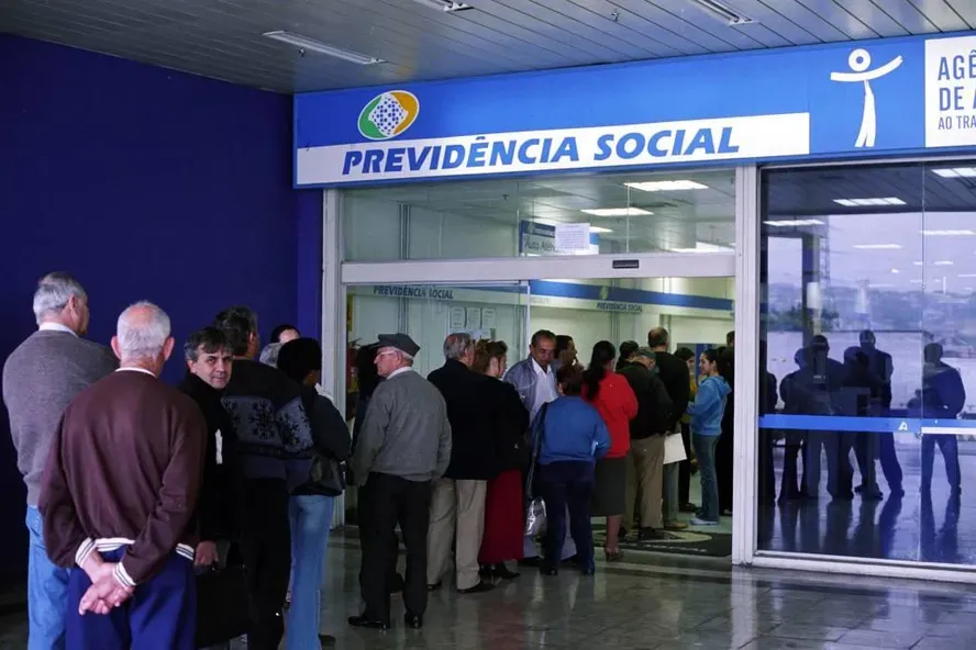 INSS começa a pagar o 13º de aposentados e pensionistas