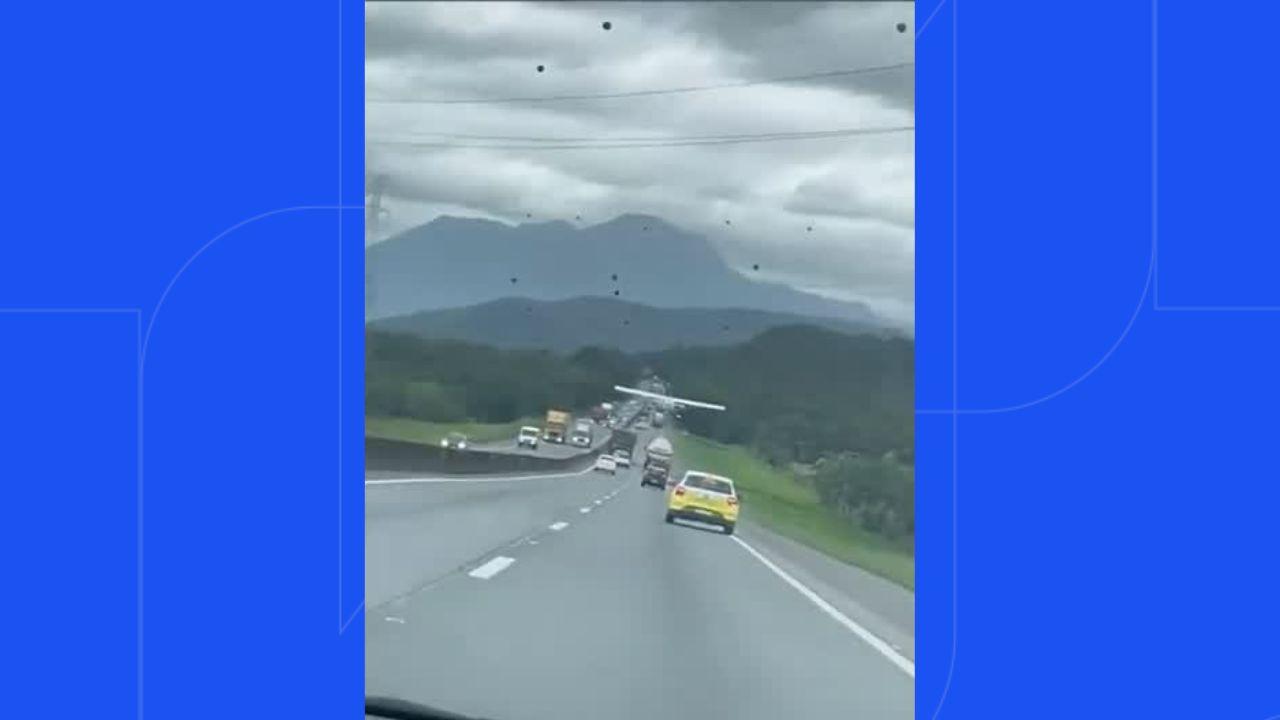 Vídeo flagra avião de pequeno porte fazendo pouso forçado entre carros na BR-101