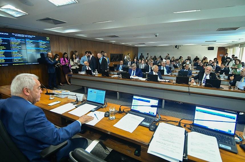 CCJ do Senado aprova fim da reeleição para presidente, prefeitos e governadores
