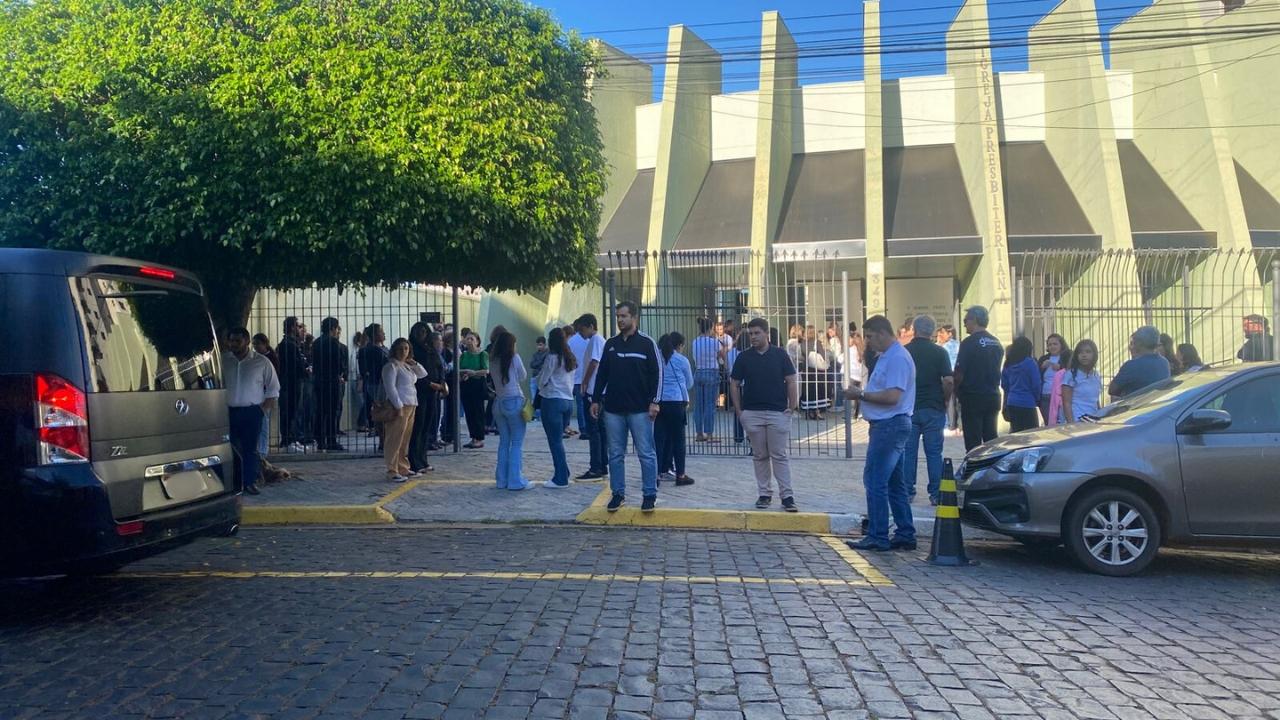 Comoção marca enterro de adolescente morta dentro de sala de aula em Uberaba