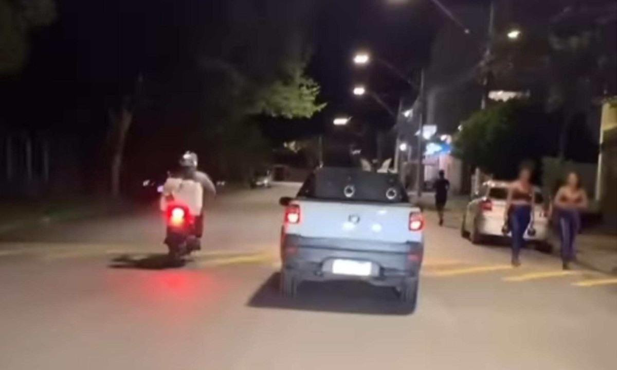 'Olha o carro do atestado batendo na sua porta': veículo é flagrado anunciando documentos médicos em BH