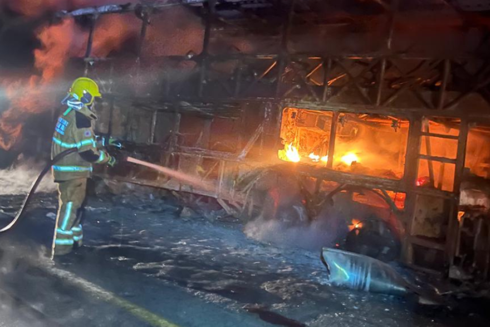 Grave acidente entre carreta e ônibus provoca incêndio e interdição total da BR-262 em Campos Altos
