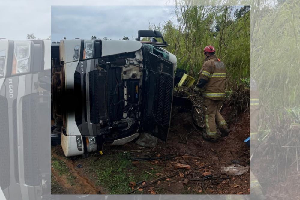 Motorista sofre fratura na perna após tombamento de carreta na BR-262, em Córrego Danta